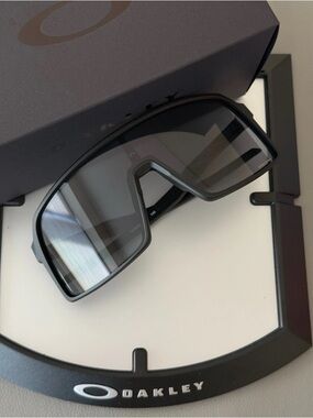 Oakley Black Shield-Style VR Goggles with Tinted Lens